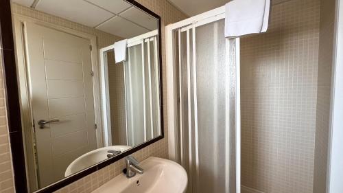 un baño con lavabo y espejo en Apartamentos Amatista Unitursa, en Calpe