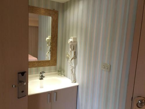 uma casa de banho com um lavatório e um espelho em Daylight Hotel em Zhonghe
