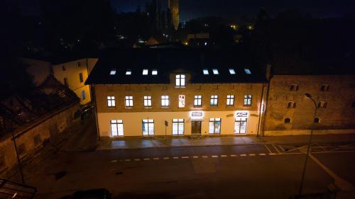 un gran edificio con ventanas iluminadas por la noche en Apartamenty Nad Drwęcą, en Brodnica