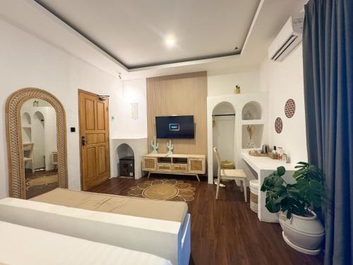 une chambre avec un lit, un lavabo et un miroir dans l'établissement Canggu Villas Yogyakarta, à Ngaglik