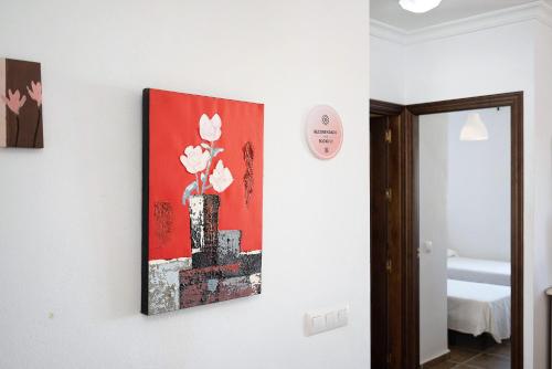 zdjęcie kwiatów w wazie na ścianie w obiekcie Alboran 208 w mieście Conil de la Frontera