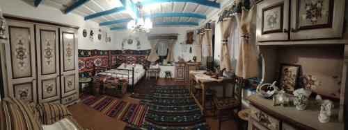 Restaurace v ubytování Căsuța de chirpici