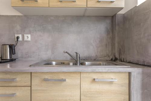 eine Küche mit einer Edelstahlspüle in der Küche in der Unterkunft Bel Momento - Family Room in Alikanas