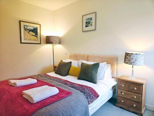 Un dormitorio con una cama con dos almohadas encima. en Alpine Chalet with Mountain Views, en Les Gets