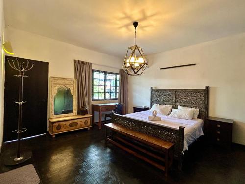 une chambre avec un grand lit et une grande fenêtre dans l'établissement Cozy Homestay King Bed withBalcony in Shared Bungalow SS2 PJ, à Petaling Jaya
