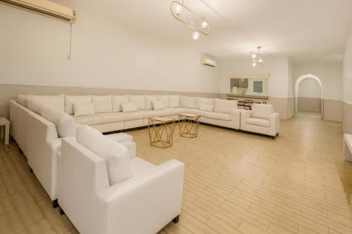 Imagine din galeria proprietății شاليه البرادايس 26 في درة العروس în Durat  Alarous