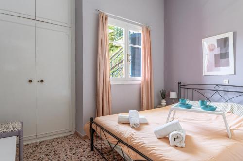 a bedroom with a bed with towels on it at Stenies'nook family home in Steniaí
