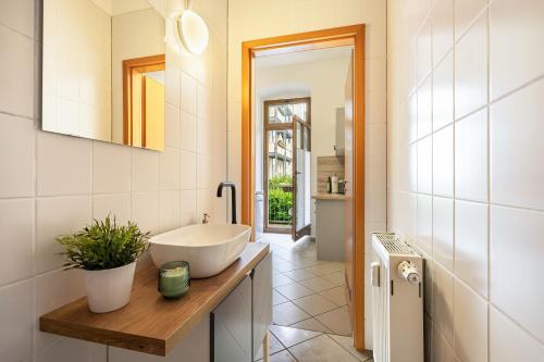 a bathroom with a white sink and a mirror at Zentrumsnahe Wohnung in Chemnitz in Chemnitz