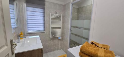 Koupelna v ubytování Nouveau ! Le Pop Appart - Fun et coloré en hypercentre de Surgères