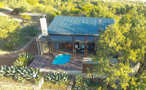 une vue aérienne d'une maison avec piscine dans l'établissement iKhaya LamaDube Game Lodge, à Klipdrift