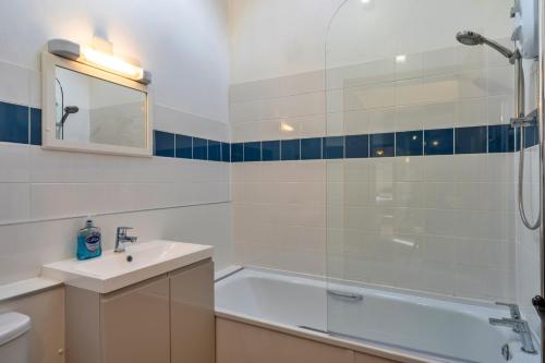 ein Badezimmer mit Badewanne, Waschbecken und Dusche in der Unterkunft Finest Retreats - Warren Cottage, Stowford in Little Torrington