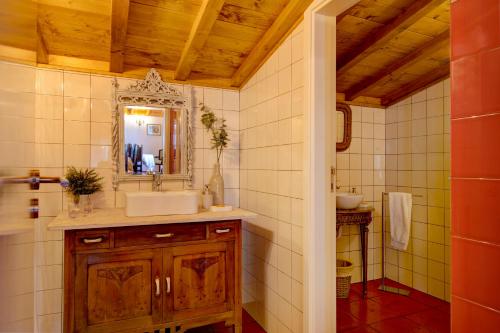 un baño con lavabo y espejo en Villa Oliva Al iii, en Jordana