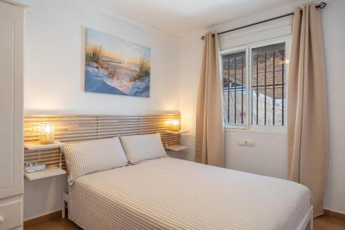 une chambre avec un lit et une fenêtre dans l'établissement Villa Mirto Golf, à Chiclana de la Frontera