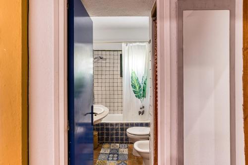 レスカラにあるCasa en urb Cala Montgóのバスルーム(トイレ2つ、シンク付)