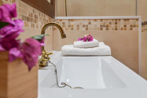 Un lavabo blanco con una toalla encima. en Casa Rural Tamia, en Tao