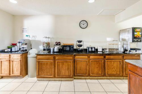 Nhà bếp/bếp nhỏ tại Econo Lodge Glade Springs I-81