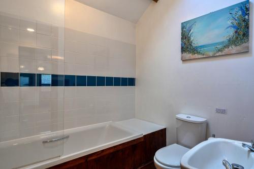 ein Badezimmer mit Badewanne, Toilette und Waschbecken in der Unterkunft Finest Retreat - Tarquol Cottage, Stowford in Little Torrington
