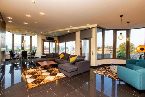 un soggiorno con un divano e un tavolo di Casa Grande Private Luxury Villa a Alykes Potamou