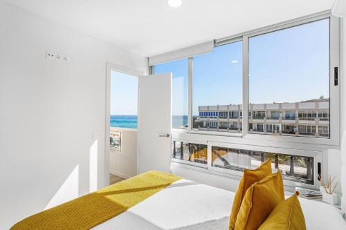 Postel nebo postele na pokoji v ubytování Newly Refurbished Beachfront