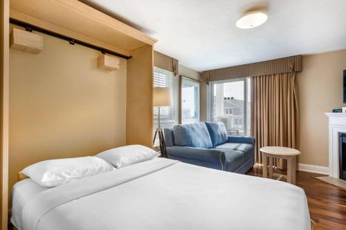 丹尼斯港Bluegreen Vacations The Breakers Resort, an Ascend Collection Resort的一间带床和椅子的酒店房间