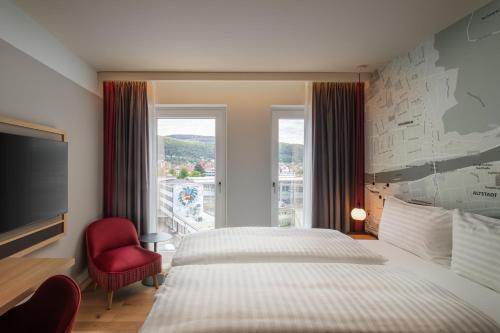Uma cama ou camas num quarto em IntercityHotel Heidelberg