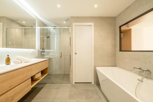 Koupelna v ubytování Villa Sarmaz – Accès direct au lac et ponton privé