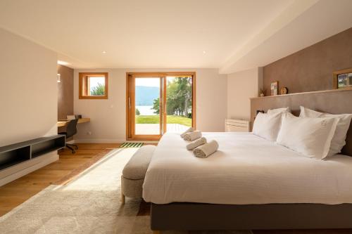 Postel nebo postele na pokoji v ubytování Villa Sarmaz – Accès direct au lac et ponton privé