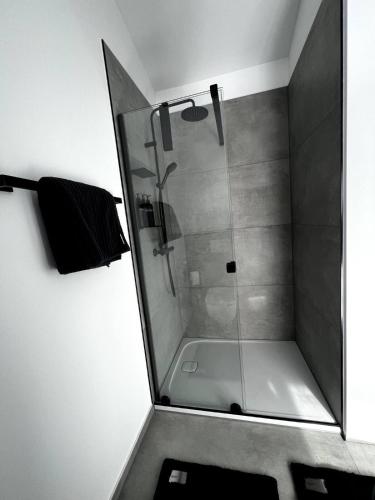 eine Dusche mit einer Glastür in einem Badezimmer in der Unterkunft Ferienwohnung Lorenz in Olching
