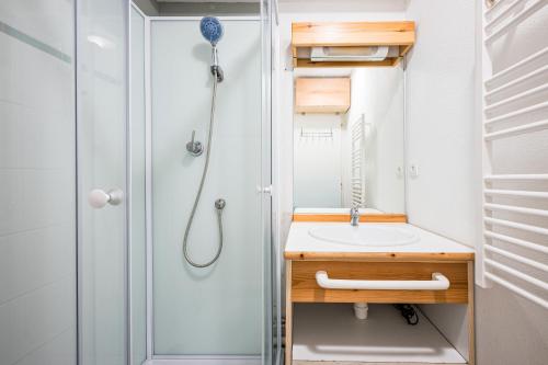 ein Badezimmer mit Dusche und Waschbecken in der Unterkunft Au Refuge D'Hirka in Val Cenis