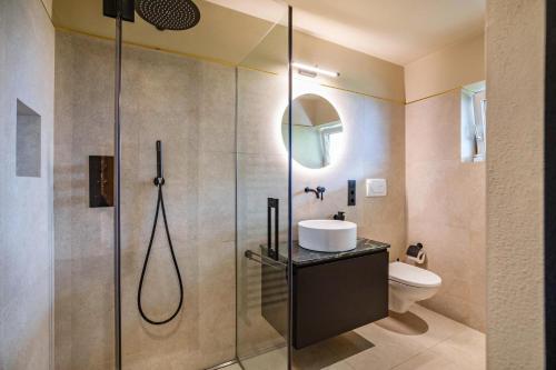 コルタッチャにあるKraidlhof Designapartment Isabelのバスルーム(シャワー、洗面台、トイレ付)