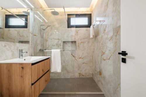 a bathroom with a sink and a shower at Golden Home V in Caniçal