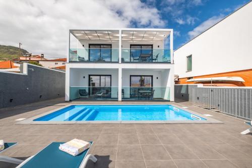 Luxury Seafront Escape II