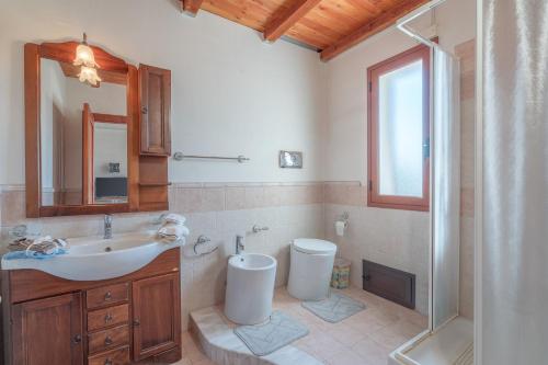 Le colline sul mare في Sortino: حمام مع حوض ومرحاض ودش