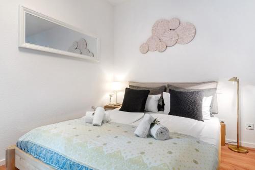 een slaapkamer met een bed met een klok erop bij Km Style Apartment Nr 1 in Freiburg im Breisgau