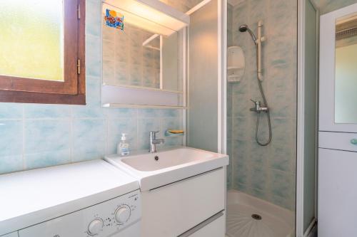 a bathroom with a sink and a shower at Maison 6 Pers, proche de la plage in Vendres