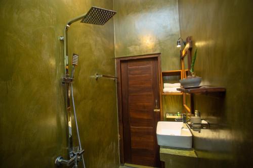 un baño con lavabo y ducha en Kelly Ahangama, en Ahangama