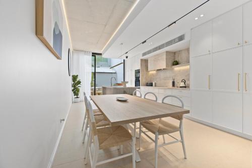 Η κουζίνα ή μικρή κουζίνα στο City-View Retreat with Tranquil Rooftop Spa