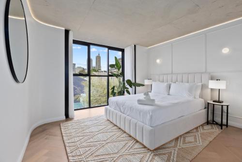 Ένα ή περισσότερα κρεβάτια σε δωμάτιο στο City-View Retreat with Tranquil Rooftop Spa