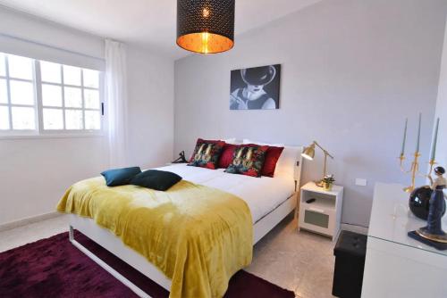 ChayofaにあるCasa Carmelaの黄色い毛布が掛けられたベッドのある寝室