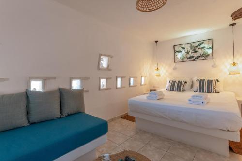 ティノス・タウンにあるKleris Apartment 8 Tinosのベッド2台とソファのある寝室