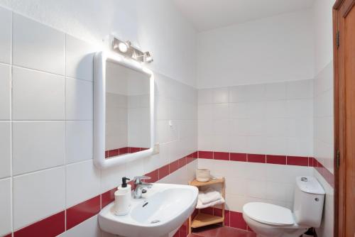 Un baño con un inodoro blanco y un lavabo. en La Bayana Apartments - 7, en Puerto Naos