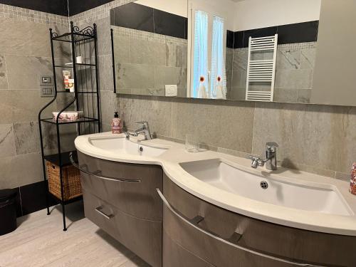 um banheiro com duas pias e um espelho grande em B&B Il Gelso - San Pietro in Casale em San Pietro in Casale