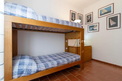 Un dormitorio con dos literas en una habitación. en Casa Claudia Le Tonnare Stintino, en Stintino