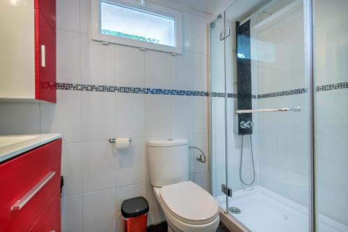 圣保罗-德旺斯Bas de villa, piscine, 3 étoiles的浴室配有马桶和玻璃淋浴房