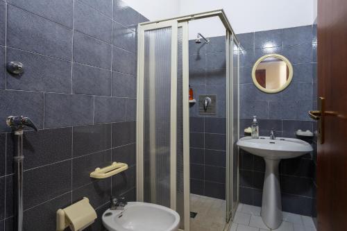 マツァーラ・デル・ヴァッロにあるOasi lamia - 2の洗面台、トイレ、シャワー付きのバスルーム