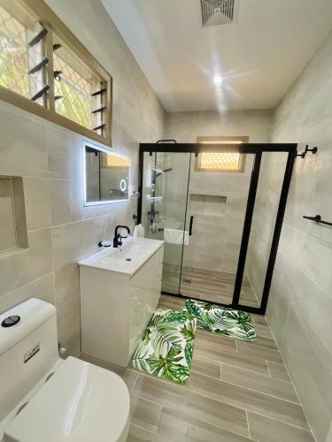 ein Badezimmer mit Toilette, Waschbecken und Dusche in der Unterkunft H - Haven 3 Bedroom House in Apia