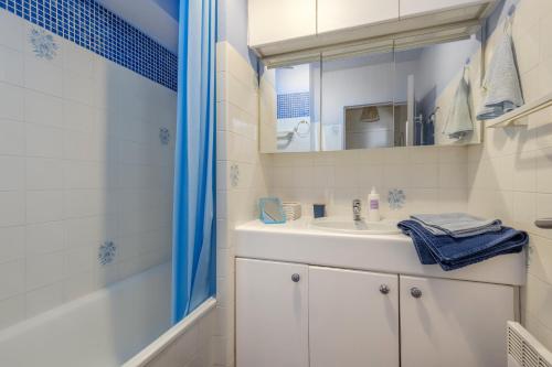 a bathroom with a sink and a shower at Bellevue Cannes in Cannes