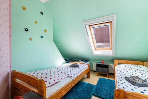 a bedroom with two bunk beds and a window at Ferienwohnung Kiebitznest in Kaiser Wilhelm Koog