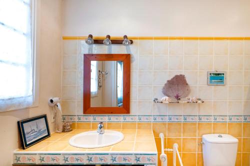 ソール・オスゴールにあるVilla Eole - plein centre Hossegorの洗面台と鏡のあるバスルーム