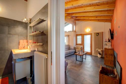 コーリコにあるChalet Ingannaのキッチン、リビングルーム(ソファ付)